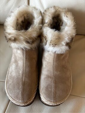 Earth Origins Tan Suede Ankle Boots with Faux- Fur Trim. Size 8.5